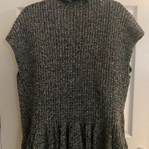 Sleeveless sweater with flowing bottom - Picture 2 of 6
